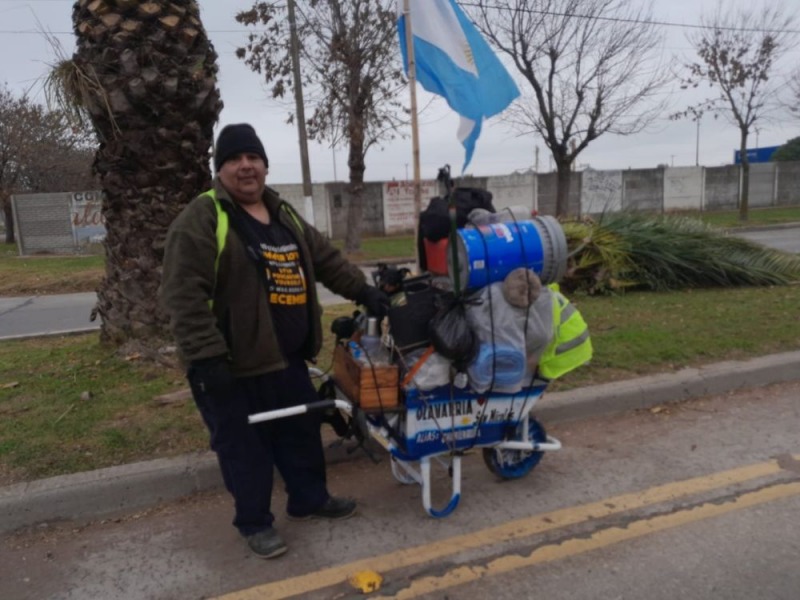 �Chami-cumbia�, de Olavarr�a a San Nicol�s con una carretilla